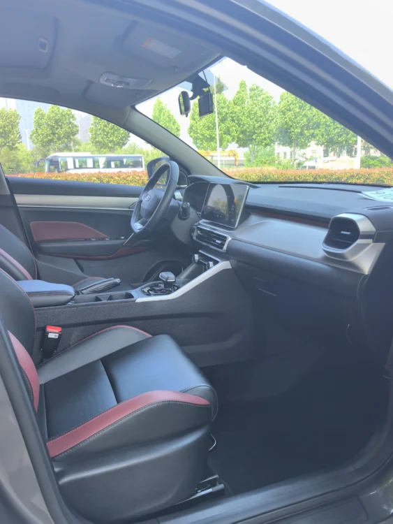 Geely Coolray SX11 240T DCT Platinum Edition