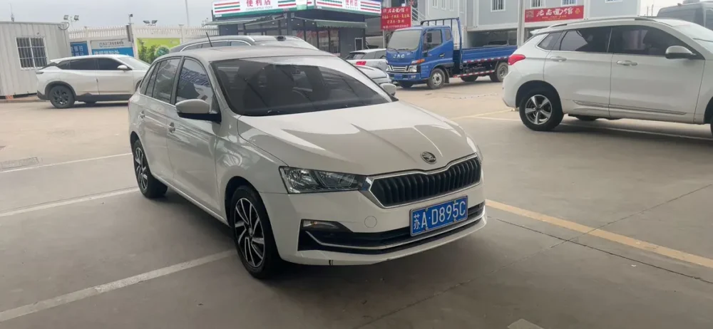 Skoda Rapid Hatchback 1.5L AT Comfort Edition